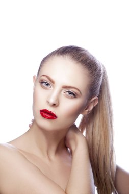 Modern kırmızı dudaklar makyaj ile kadın portresi
