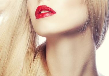 Modern kırmızı dudaklar makyaj ile kadın portresi kısmi görünümü
