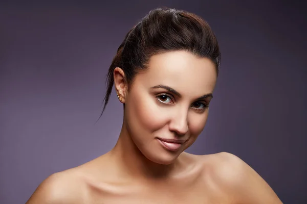 Retrato Mujer Morena Con Maquillaje Natural Sobre Fondo Oscuro —  Fotos de Stock