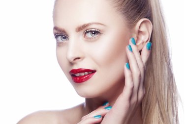 Kırmızı dudaklar ve mavi oje ile kadın portresi