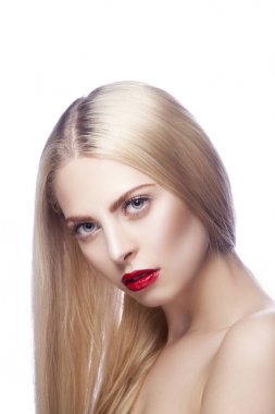 Modern kırmızı dudaklar makyaj ile kadın portresi