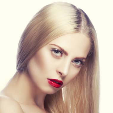 Modern kırmızı dudaklar makyaj ile kadın portresi