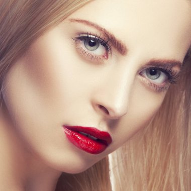 Modern kırmızı dudaklar makyaj ile kadın portresi