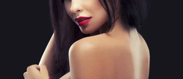 Retrato Recortado Mulher Morena Sensual Com Maquiagem Lábios Vermelhos Fundo — Fotografia de Stock