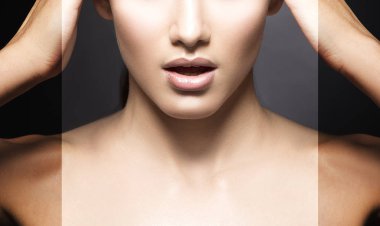 Kırpılan doğal makyaj ve gri arka plan üzerine açık ağzı olan kadın portresi