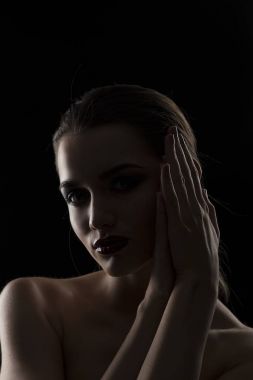 Karanlığın içinde karanlık dudaklı kadın portre
