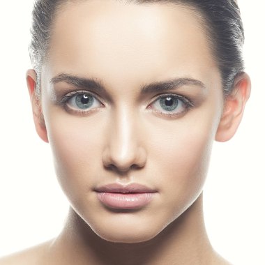 Beyaz arka plan üzerinde doğal makyaj ile genç kadın portresi