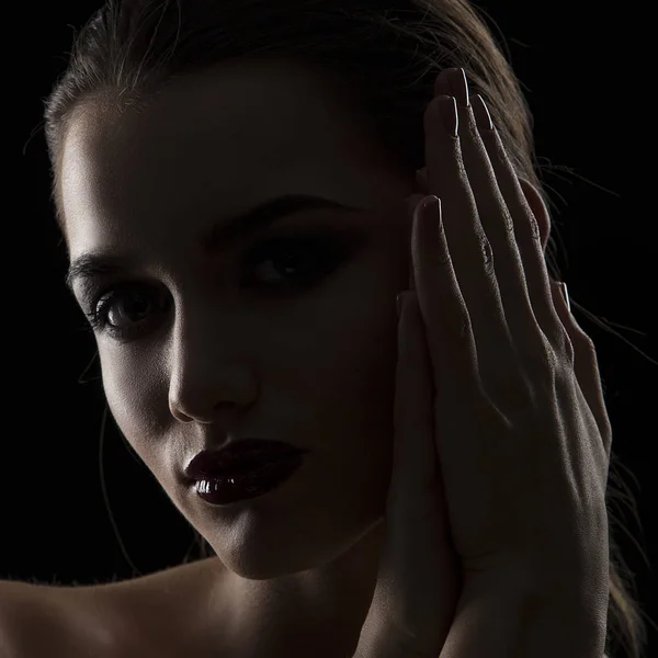 暗闇の中で暗い唇を持つ女性の肖像画 — ストック写真