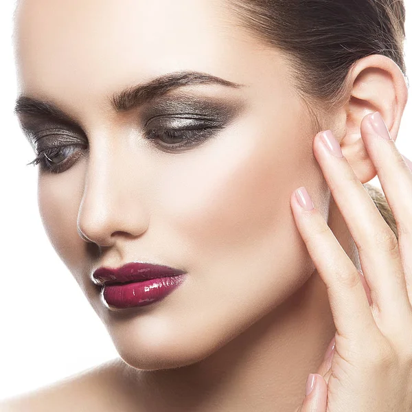 Retrato Mujer Joven Con Maquillaje Oscuro Moda Sobre Fondo Blanco — Foto de Stock