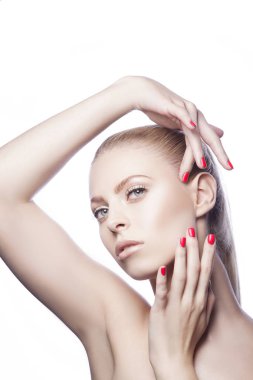 Doğal makyaj ve kırmızı oje ile genç kadın portresi