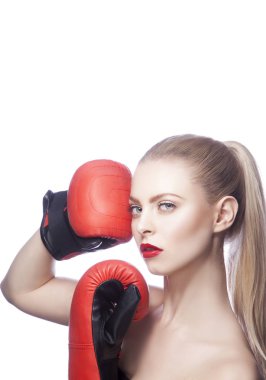 Kırmızı dudaklar makyaj ve boks-eldiven beyaz arka plan üzerinde moda model