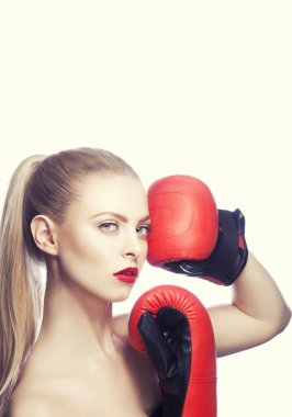 Kırmızı dudaklar makyaj ve boks-eldiven beyaz arka plan üzerinde moda model