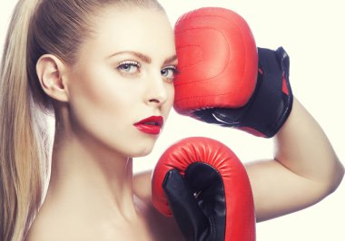 Kırmızı dudaklar makyaj ve boks-eldiven beyaz arka plan üzerinde moda model