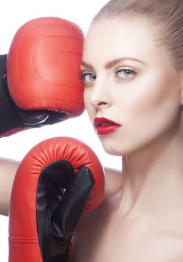 Kırmızı dudaklar makyaj ve boks-eldiven beyaz arka plan üzerinde moda model