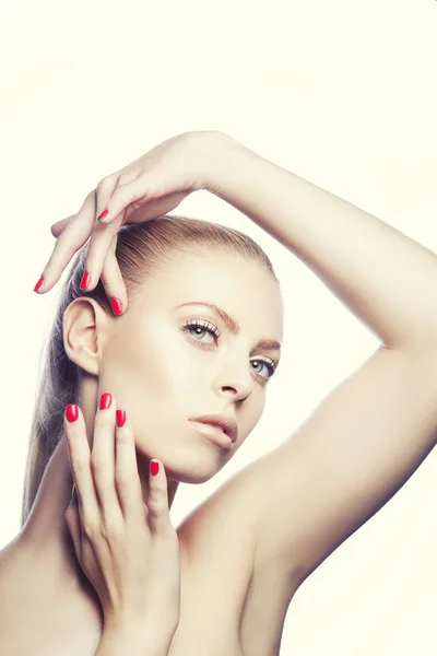 Retrato Mujer Joven Con Maquillaje Natural Esmalte Uñas Rojo — Foto de Stock