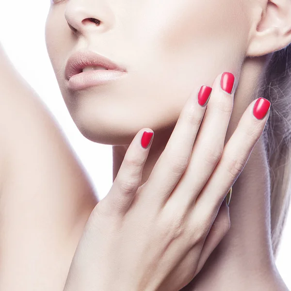 Retrato Recortado Mujer Joven Con Maquillaje Natural Esmalte Uñas Rojo — Foto de Stock
