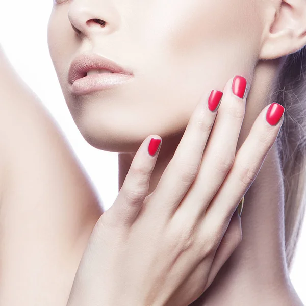 Retrato Recortado Mulher Jovem Com Maquiagem Natural Esmalte Vermelho — Fotografia de Stock