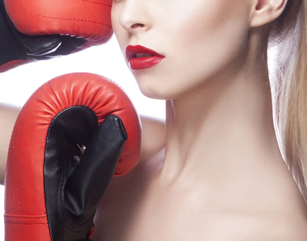 Retrato Recortado Modelo Moda Com Maquiagem Lábios Vermelhos Luvas Boxe — Fotografia de Stock