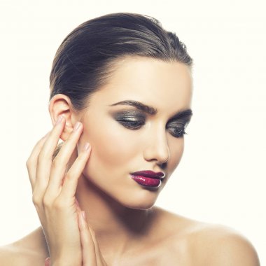 Beyaz arka plan üzerinde koyu makyaj moda olan kadın portresi