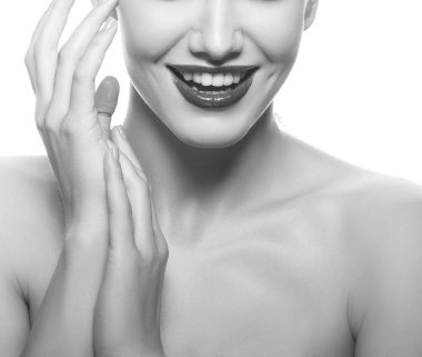 Beyaz arka plan üzerinde koyu makyaj moda olan kadın portresi kırpılmış