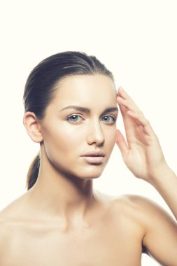 Beyaz arka plan üzerinde doğal makyaj ile genç kadın portresi