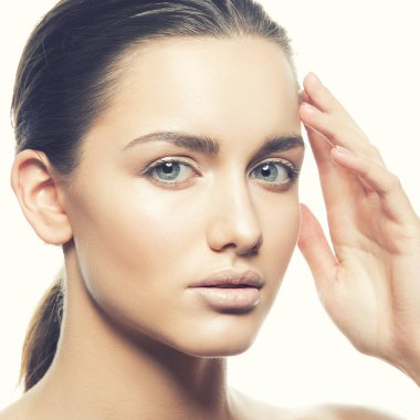 Beyaz arka plan üzerinde doğal makyaj ile genç kadın portresi