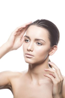 Beyaz arka plan üzerinde doğal makyaj ile genç kadın portresi