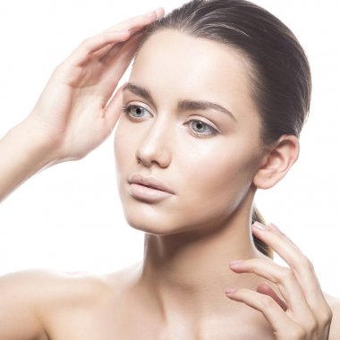 Beyaz arka plan üzerinde doğal makyaj ile genç kadın portresi