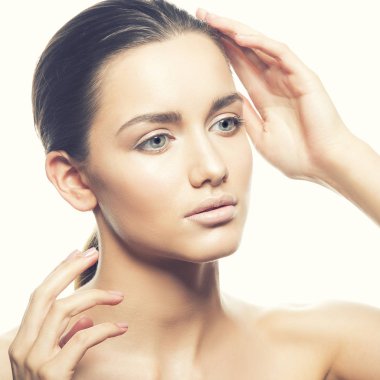 Beyaz arka plan üzerinde doğal makyaj ile genç kadın portresi