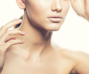 Beyaz arka plan üzerinde doğal makyaj ile genç kadın portresi kırpılmış