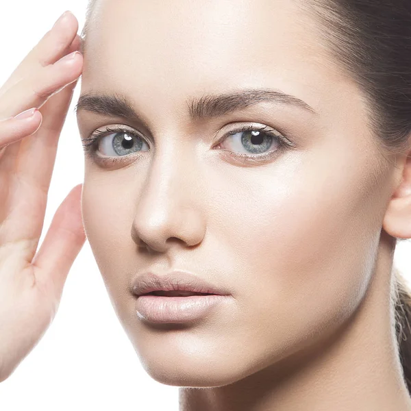 Retrato Mujer Joven Con Maquillaje Natural Sobre Fondo Blanco —  Fotos de Stock