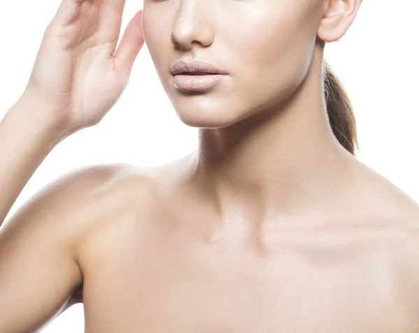 Retrato Recortado Mujer Joven Con Maquillaje Natural Sobre Fondo Blanco — Foto de Stock