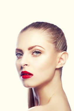 Işık arka plan üzerinde kırmızı dudaklar ile genç kadın portresi