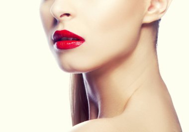 Işık arka plan üzerinde kırmızı dudaklar ile genç kadın portresi kırpılmış