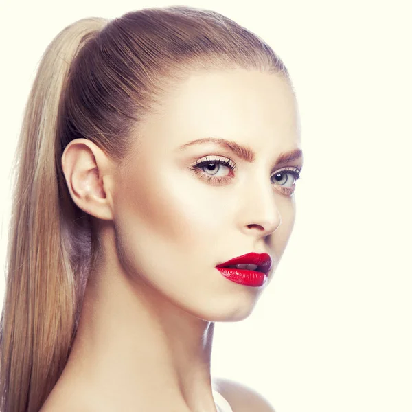 Retrato Mujer Joven Con Labios Rojos Sobre Fondo Claro —  Fotos de Stock