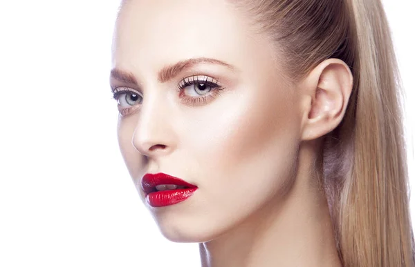 Retrato Mujer Joven Con Labios Rojos Sobre Fondo Claro —  Fotos de Stock