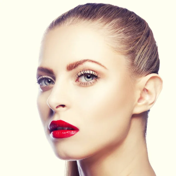 Retrato Mujer Joven Con Labios Rojos Sobre Fondo Claro —  Fotos de Stock