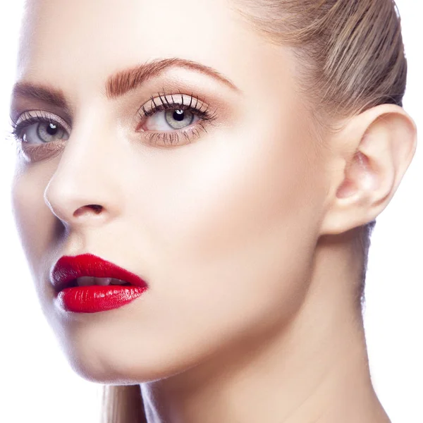 Portret Van Een Jonge Vrouw Met Rode Lippen Lichte Achtergrond — Stockfoto