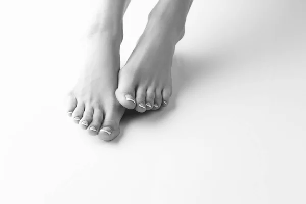 Zavřít Pohled Ženské Nohy Francouzskou Manikúru Bílém Pozadí — Stock fotografie