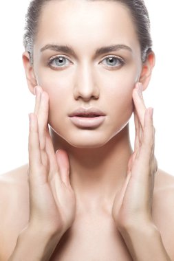 Beyaz arka plan üzerinde doğal makyaj ile genç kadın portresi