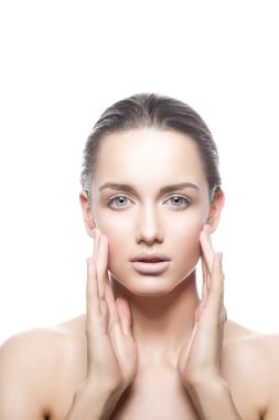 Beyaz arka plan üzerinde doğal makyaj ile genç kadın portresi