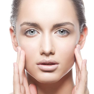 Beyaz arka plan üzerinde doğal makyaj ile genç kadın portresi