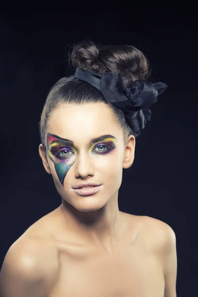 Porträtt Ung Kvinna Med Extraordinära Makeup Svart Bakgrund — Stockfoto
