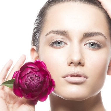 Doğal makyaj ve Şakayık çiçeği beyaz arka plan üzerinde olan kadın portresi