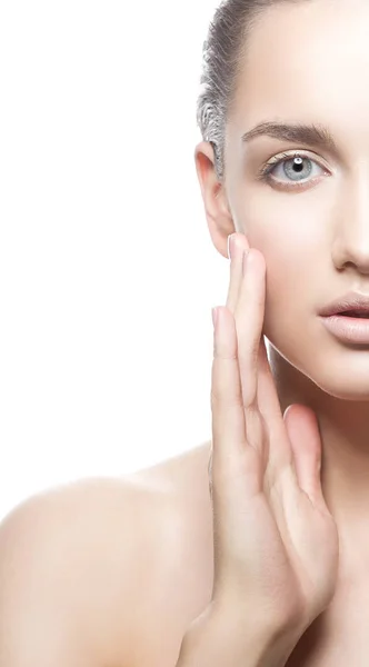 Retrato Recortado Mujer Joven Con Maquillaje Natural Sobre Fondo Blanco — Foto de Stock