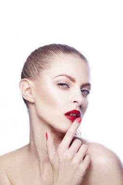 Beyaz zemin üzerine kırmızı dudaklar ile genç kadın portresi