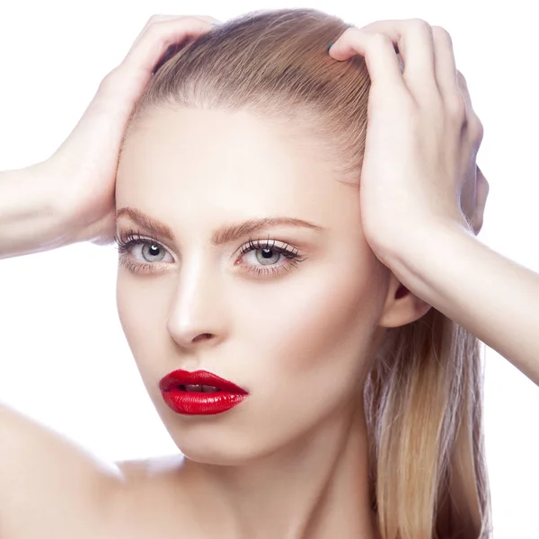 Beyaz zemin üzerine kırmızı dudaklar ile genç kadın portresi