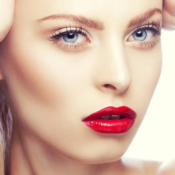 Beyaz zemin üzerine kırmızı dudaklar ile genç kadın portresi
