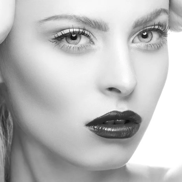 Zwart Wit Portret Van Een Jonge Vrouw Met Donkere Lippen — Stockfoto