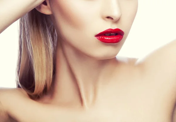 Retrato Recortado Mujer Joven Con Labios Rojos Sobre Fondo Blanco —  Fotos de Stock